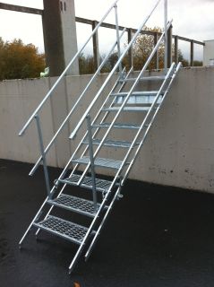  Escalier de chantier à inclinaison variable complet - 12 marches - Hauteur : 1,80 à 2,70 m